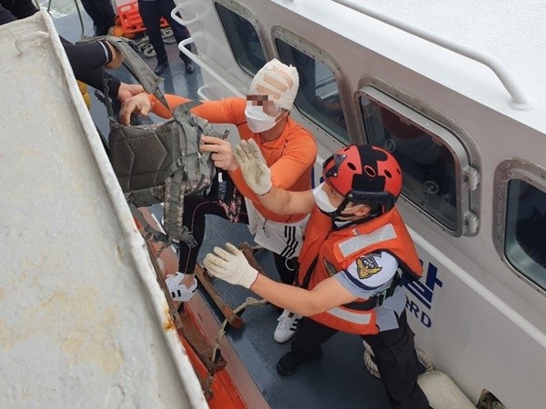 신안 홍도 해상에서 작업중 머리 다친 40대 선원이 해경에 의해 긴급이송되고 있다