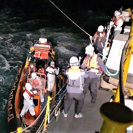 2일 새벽 신안 만재도 인근 해상에서 조업을 하던 선원이 심한 복통을 호소해 해경에 의해 긴급이송됐다