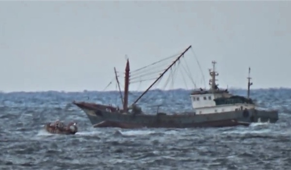 무허가 불법조업 외국어선에 접근하고 있는 목포해경