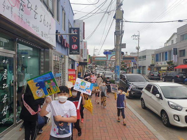 고성 거성초등학교 '바다 살리기 캠페인' 거리 행진