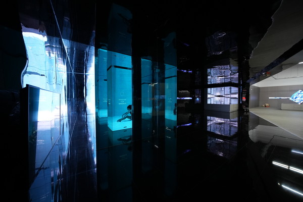 ‘디자인 아이덴티티 미러드 룸(DI Mirrored room)’은,거울로 이루어진 벽과 디스플레이 화면으로 4면을 감싼 기둥을 통해 기아 디자인이 추구하는 방향을 관객들에게 보여줄 수 있도록 했다.