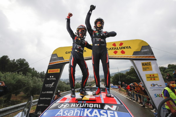 ‘2021 월드랠리챔피언십’ 11차 대회 스페인 랠리에서 우승을 차지한 티에리 누빌(Thierry Neuville) 선수와 코드라이버 마틴 비데거(Martijn Wydaeghe) 선수가 현대자동차 ‘i20 Coupe WRC’ 랠리카 위에 올라 세레모니를 하는 모습