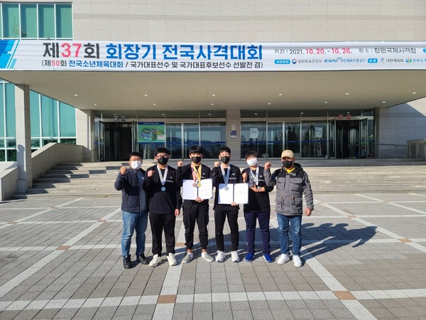 왼쪽부터 감독교사최창용, 최태빈, 박지민, 최정빈, 조은준, 지도자 한주원