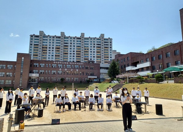대안학교 학생들, 세월호 추모 야외 공연