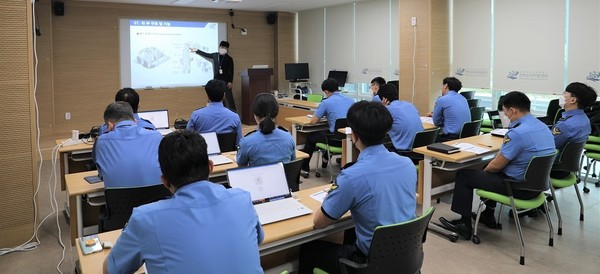 목포해경 직원들이 목포해양대 산학협력단인 선박수리지원센터에서 기관 이론 교육을 받고 있다