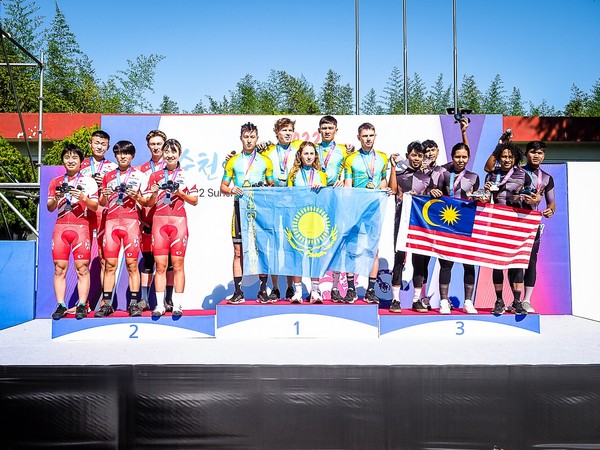 19일 대회 1일차 크로스컨트리 팀 릴레이 경기 1_3위 선수들(1위 카자흐스탄, 2위 일본, 3위 말레이시아)