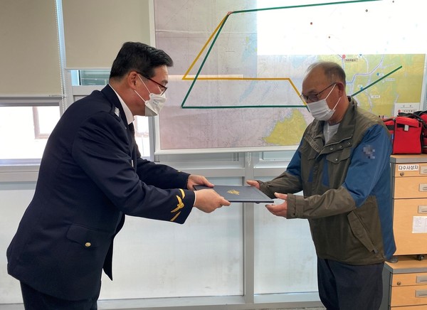 지난 10일 이종욱 목포해양경찰서장이 인명을 구조한 서진채 선장에게 감사장을 전달하고 있다