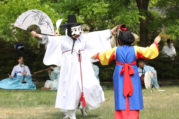 지난 6월 서울 종로구 국립민속발물관에서 탈춤의 한 종류인 송파산대놀이가 열리고 있는 모습. (사진=문화체육관광부 국민소통실)