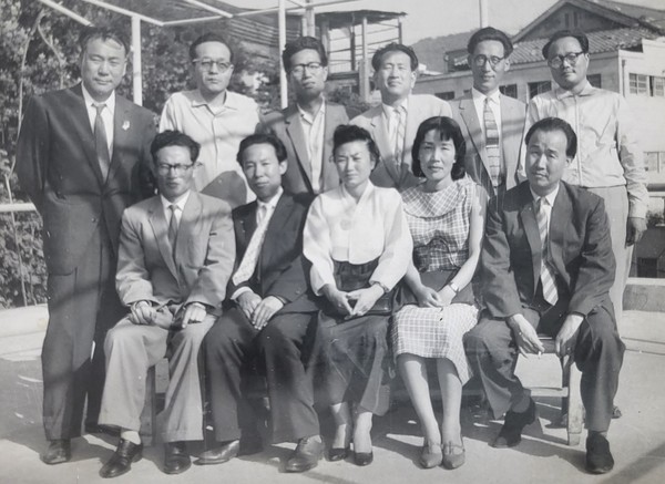 백양회 회원 1950년대 후반 천경자(첫번째줄 오른쪽에서 두번째), 박래현(첫번째줄 중앙), 김기창(두번째 줄 맨 좌측), 이유태(두번째줄 우측에서 두번째),김정현(두번째줄 맨 우측)