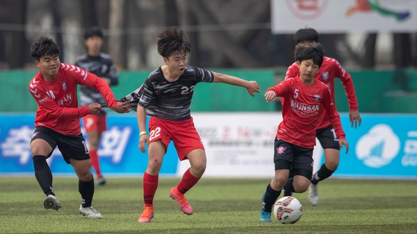 군산시는 유소년 축구스타의 등용문인 2023년 금석배 전국 중학생축구대회가 오는 10일부터 13일간 대장정에 들어간다고 밝혔다.