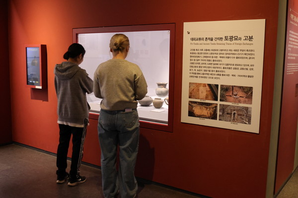 고흥분청문화박물관은 고흥의 고분과 불교 예술을 중심으로 새롭게 상설전시실을 개편해 관람객을 맞는다고 밝혔다.