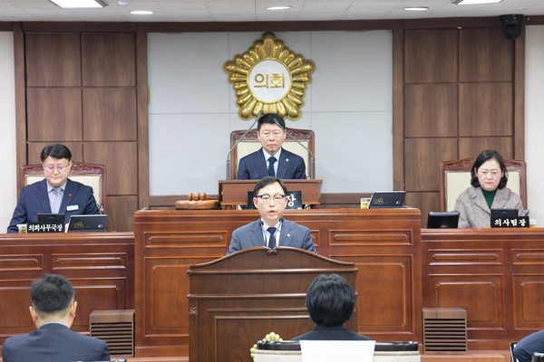 순천시의회는 김태훈 의원(조곡·덕연)이 대표 발의한 ‘지방의회 독립성 강화와 자치분권 실현을 위한 「지방의회법」 제정 촉구 건의안’을 14일 제266회 임시회 제2차 본회의에서 채택했다고 밝혔다.