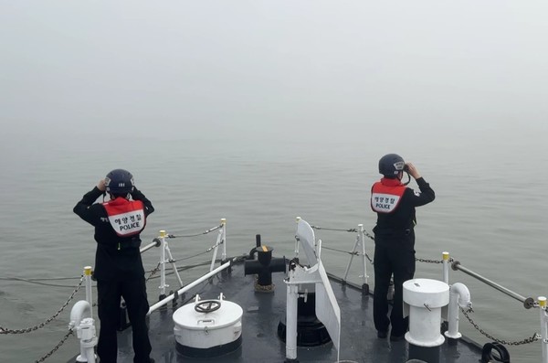 농무기 저시정 해상에서 목포해경 경비함정 승조원이 해상경비 임무를 수행하고있다.
