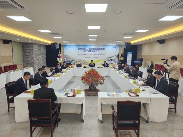 무안군의회는 지난 15일 승달문화예술회관에서 제279회 전남시군의회 의장 협의회 월례회의를 개최했다.
