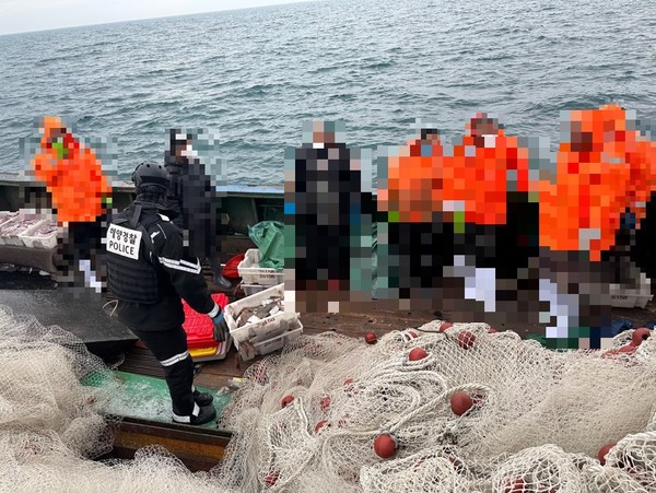 목포해경이 불법조업 외국어선을 검문검색하고있다.