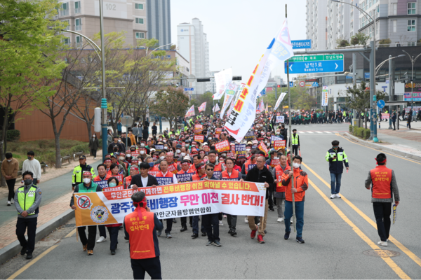 무안군의회(의장 김경현)는 4월 7일 전남도청 앞에서 개최된 광주 전투비행장 무안 이전 반대 범군민 궐기대회에 참석했다. 