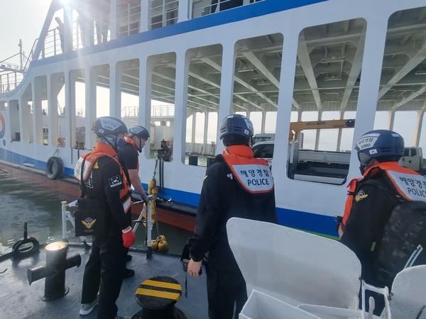 목포해경이 피해여부 확인 및 안전관리를 실시하기 위해 충돌 사고 여객선에 승선하고 있다.