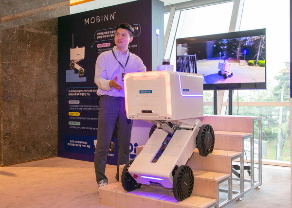 라스트마일 배송 로봇 전문 기업 모빈 관계자가 배송 로봇에 대해 설명하는 모습