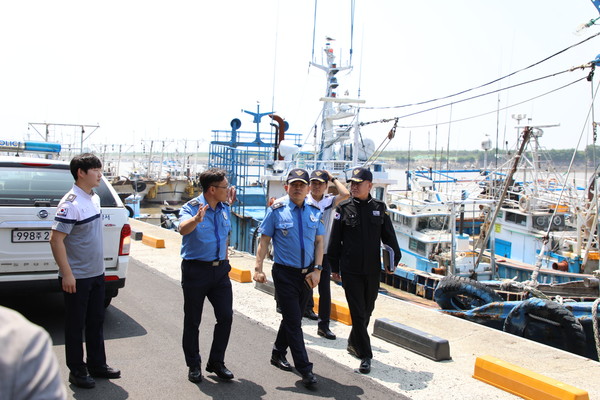 서해지방해양경찰청장(청장 김인창)은 연일 지속된 집중호우로 여객선 및 어선 안전운항을 방해하는 부유 쓰레기가 대거 발생함에 따라 해양 정화활동에 나섰다고 밝혔다.