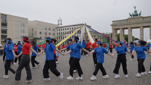 전남민주시민토론학교 캠프단 80명의 학생들이 브란덴부르크 문 앞 광장에서 강강술래를 선보이고 있다.