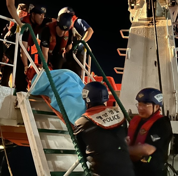 목포해경이 한밤중에 뇌질환 의심 섬마을 응급환자 2명을 육지병원으로 긴급 이송했다.