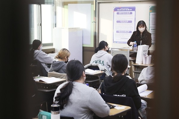 2023학년도 대학수학능력시험일인 지난해 11월 17일 오전 서울 중구 이화여자외국어고등학교에 마련된 고사실에서 수험생들이 시험을 준비하고 있다. (사진=문화체육관광부 국민소통실)