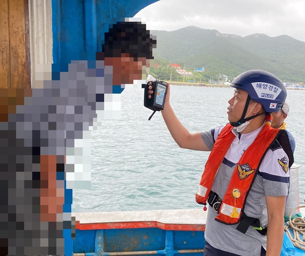 목포해경이 지난 29일 전남 신안군 흑산항 인근 해상에서 선장 B씨를 상대로 음주측정을 하고 있다