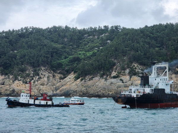 완도군 섭도 인근 해상에서 3천 400톤급 화물선 기관고장으로 33신흥호가 연안으로 밀리지 않게 예인하고 있다.