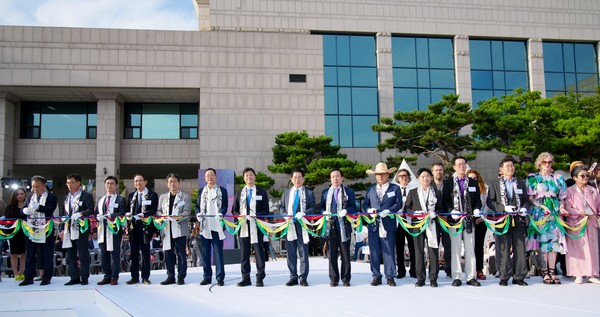 국내 최초이자 세계 유일한 2023 전남국제수묵비엔날레가 9월 1일 목포문화예술회관에서 개막식을 시작으로 두 달간의 대장정에 돌입했다.