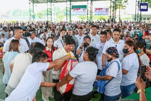 압수된 쌀을 시민들에게 나눠주고 있는 필리핀 대통령