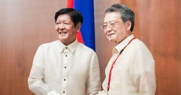 필리핀 대통령과 함께 한  켄 고바야시 회장