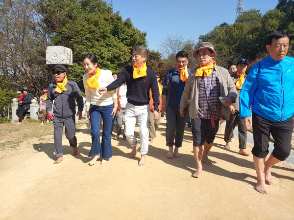 맨발걷기 참여 시민과 대화하는 김이강 광주 서구청장