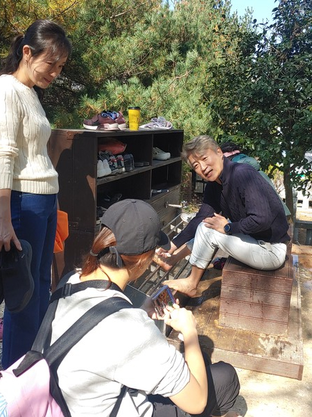 맨발걷기 후 세족장에서 맨발걷기 참여 시민과 대화하는 김이강 광주 서구청장