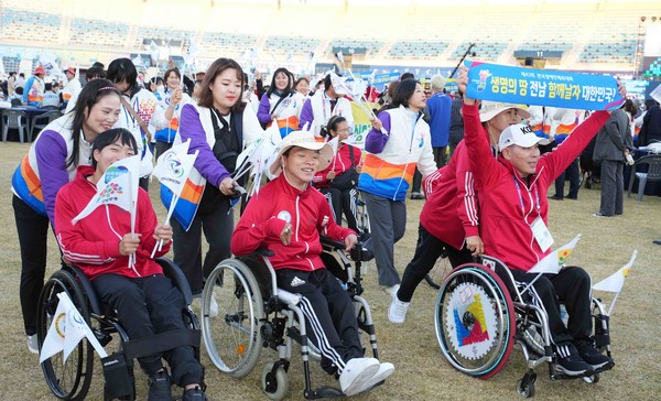 3일 오후 전남 목포종합경기장에서 열린 제43회 전국장애인체육대회가 개회식을 개최했다