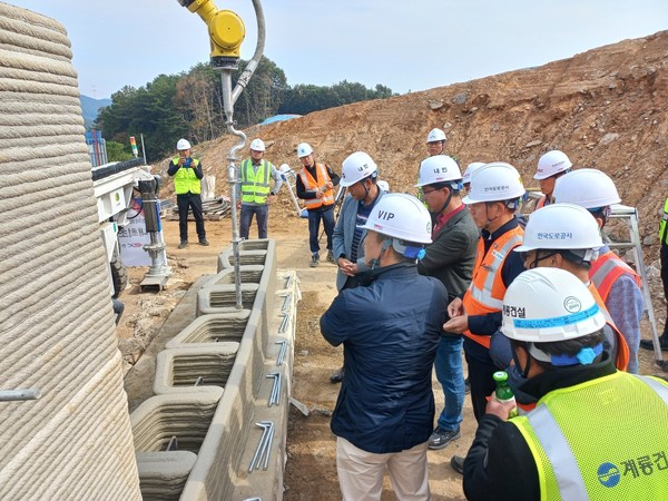 한국도로공사는 국내 최초로 3D Concrete Printing(이하 3DCP) 기술을 적용해 높이 3m, 연장 25m의 토목구조물(옹벽)을 성공적으로 시공했다고 밝혔다.