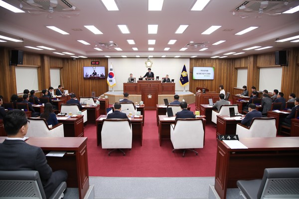 무안군의회(의장 김경현)는 11월 17일부터 12월 11일까지 25일 간의 일정으로 제290회 제2차 정례회를 개회했다.