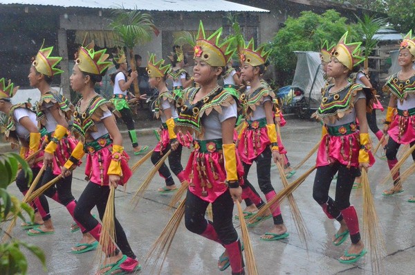 Dipaculao City 의 축제에 비를 맞으며 행사에 참여하고 있는 참가자들