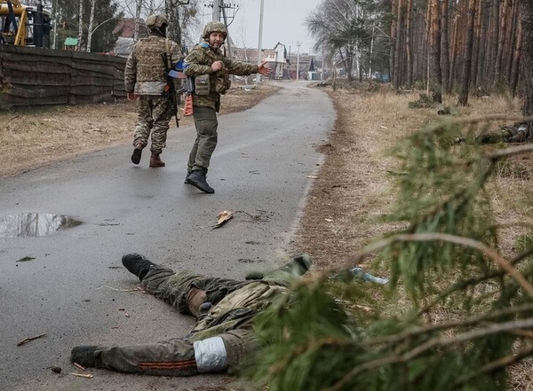 우크라이나 수도 인근에 방치되어 있는 러시아군 전사자