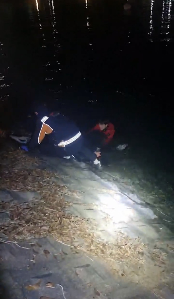 여수소방서(서장 이달승)는 20일 새벽 01시 30분경 여수시 성산공원 호수에 빠진 구조대상자 1명을 안전하게 구조했다고 밝혔다.