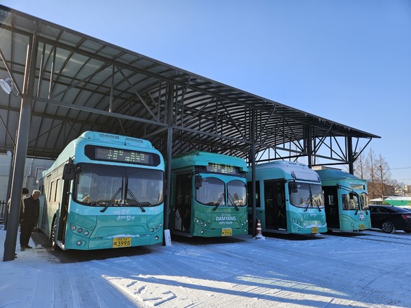 담양군이 내년 1월 1일부터 전기버스 노후화로 인한 이용객의 안전사고 예방을 위해 친환경 시티투어 버스 운행을 일부 중단한다.