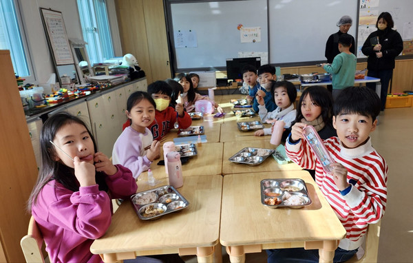 초등돌봄교실 이용하는 초등학생에게 '건강 도시락' 지원 [사진=남해군]