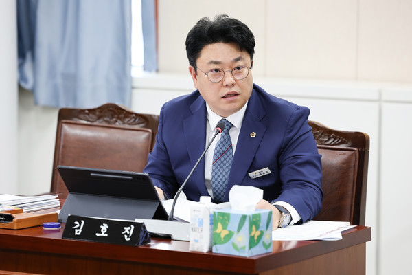 김호진 의원이 지난 1월 25일 제377회 임시회 여성가족정책관실 업무보고에서 질의를 하고 있다. [사진=전남도의회]
