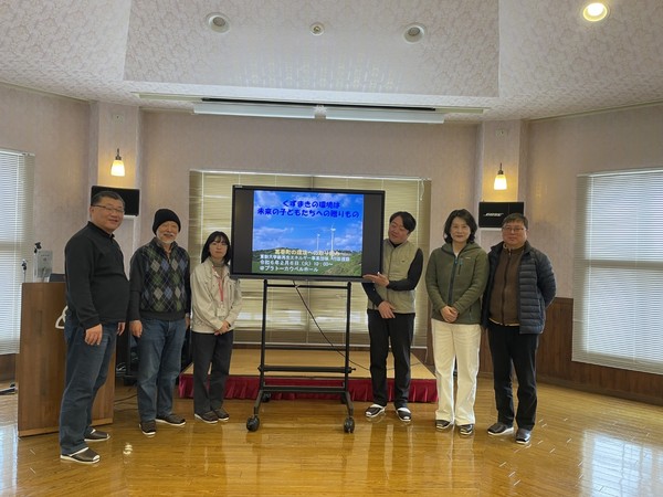 동신대학교 이주희(오론쪽 두 번째) 총장 등이 일본 이와테현의 에너지 자립마을인 구즈마키를 방문해 ‘바이오가스 플랜트’ 시설 등을 돌아보고 기념 촬영을 하고 있다. [사진=동신대]
