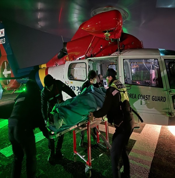 서해해경청이 여수 연도 응급환자를 헬기 이송하고있다. [사진=서해해경청]