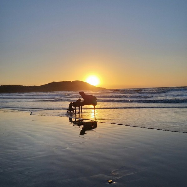 물들어 올 때 양산해변에 설치된 피아노 치는 아이 [사진=신안군]