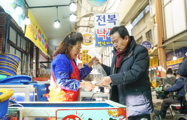 박홍률 목포시장이 전통시장을 찾아 상인들을 격려하고 있다. [사진=목포시]